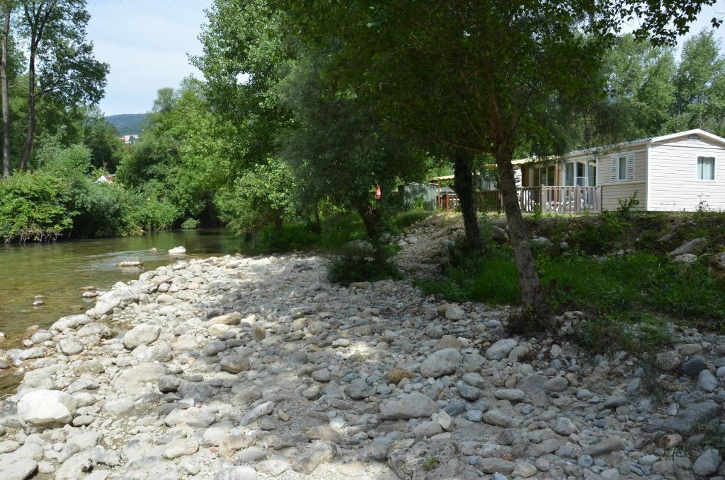 Отель Les Rives Du Loup Туррет-сюр-Лу Экстерьер фото